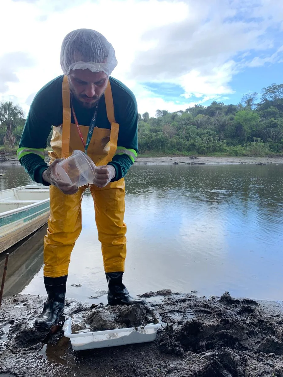 Coleta de amostra em ambiente aquático